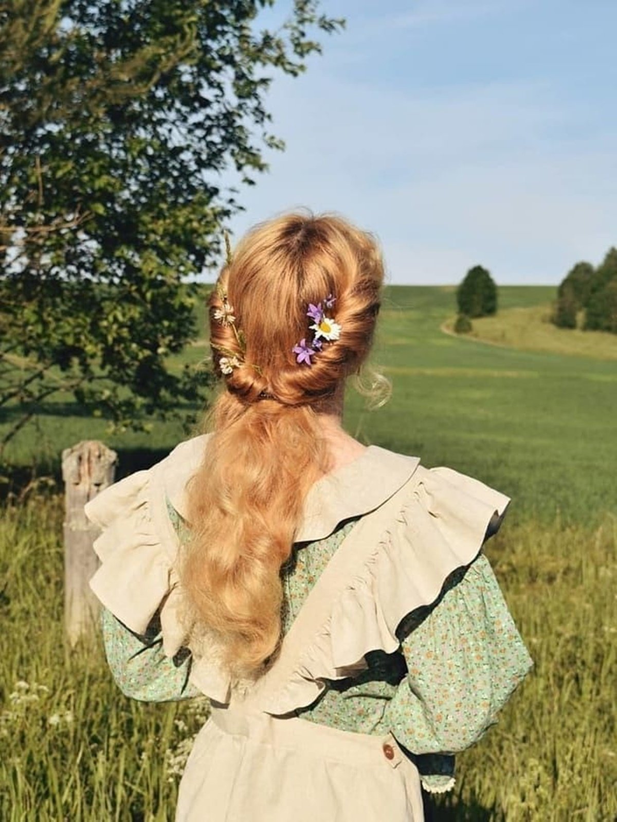 Cottagecore: Cabelo com penteado delicado e flores 