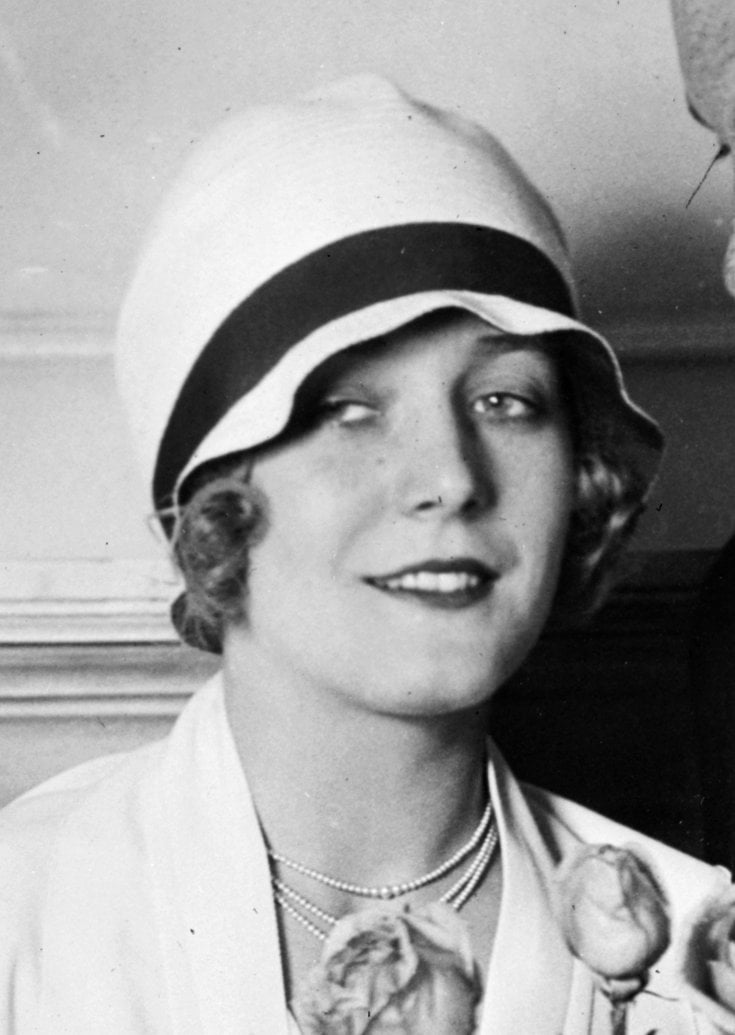 Foto da atriz Vilma Banky, em 1927, com um chapéu clochê. 