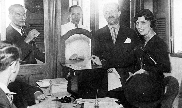 Celina Guimarães Viana, a primeira eleitora do Brasil, vota em 1928 no RN.