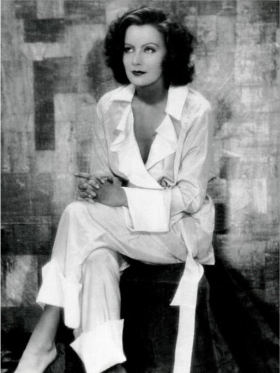 Foto da atriz Greta Garbo vestida com um macacão branco decotado, em 1927. Look da Moda e Cidadania nos anos 20 e 30.
