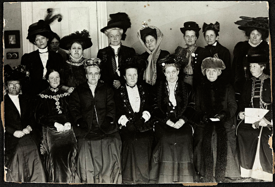 Millicent Fawcett e outras sufragistas no Suffrage Alliance Congress, London 1909