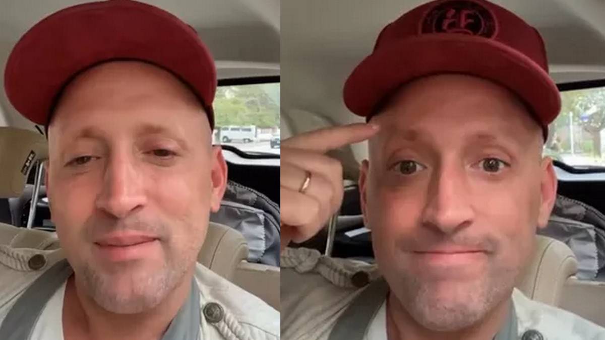 O apresentador e humorista Paulo Gustavo em duas fotos - ambos usando boné vermelho, com jaqueta clara e gola cinza, ele está dentro de um carro e ao fundo é possível ver a rua. Ele brinca com sua expressão facial Paulo Gustavo desabafa sobre botox