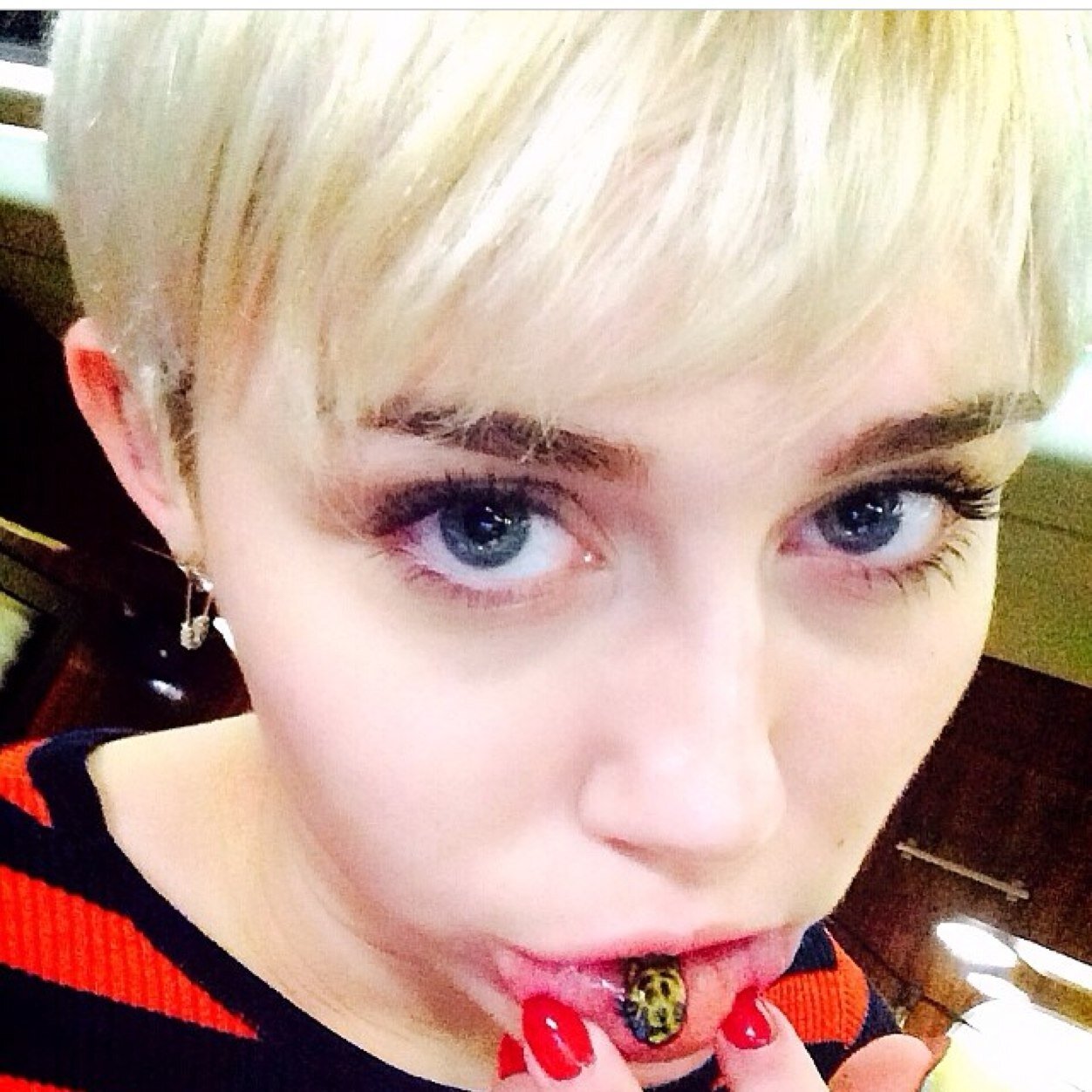Emoji tatuado de Miley Cyrus.