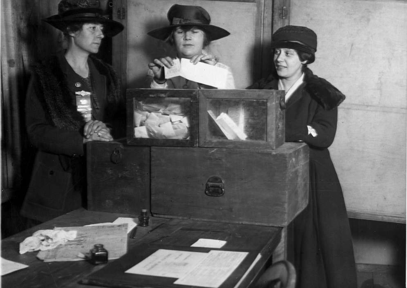 Três sufragistas contando votos em Nova York, ca. 1917. 