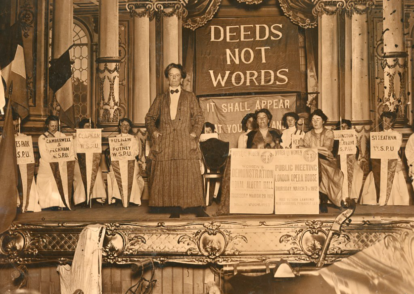 Ethel Smyth em uma reunião de sufragistas da Women's Social & Political Union (WSPU), 1912.