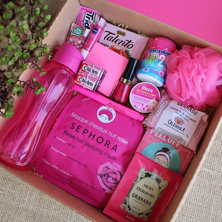 caixa com itens rosa