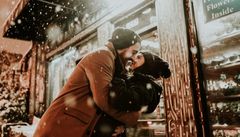 casal se beijando