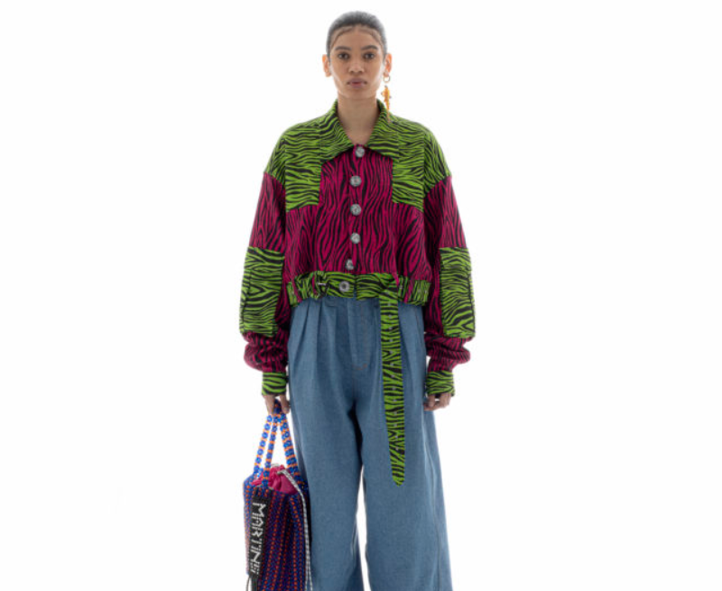 SPFW: Modelo veste camisa oversized animal print rosa e verde e calça jeans oversized. 