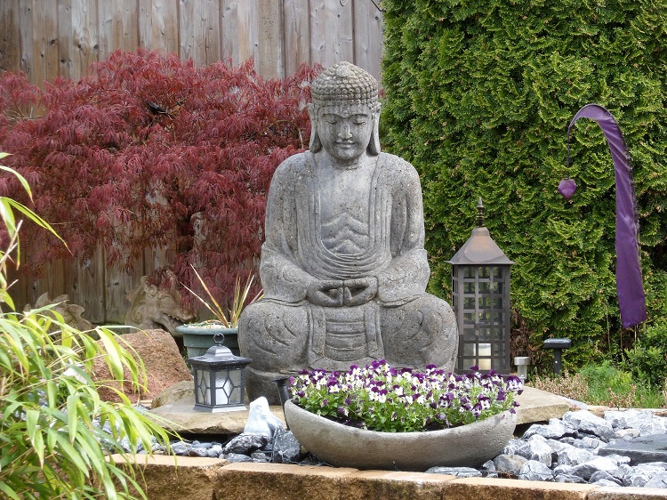 jardim zen com estátua de Buda