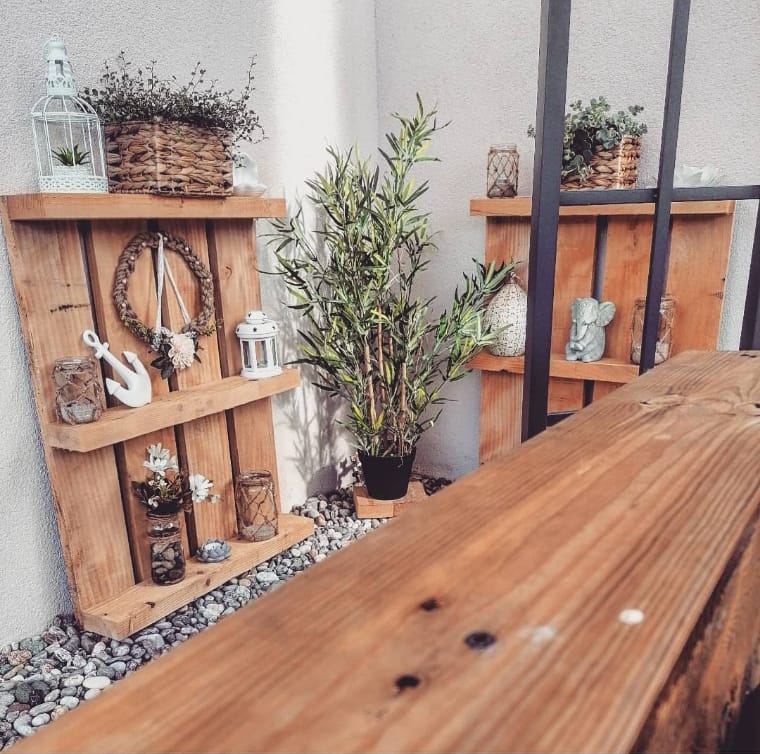 Dois pallets no chão com artigos decorativos. Pallet decorativo