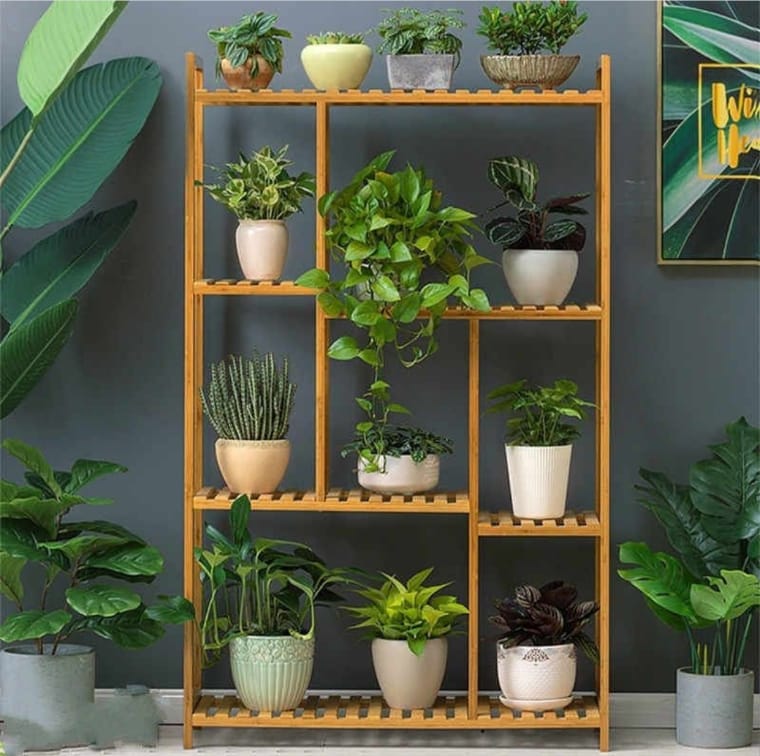 Móvel feito de pallet com vasos de plantas. Prateleira de pallet com plantas