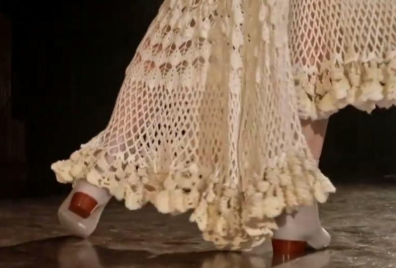 SPFW: Detalhe da barra vestido rodado em crochê 