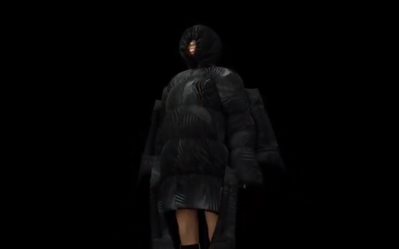 SPFW: Modelo 3D virutal utiliza casaco oversized preto com capuz