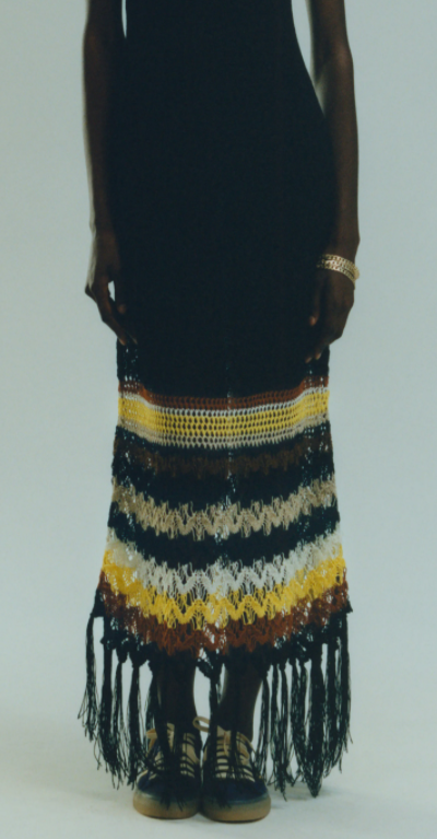 Modelo usa vestido com barra em tricô padrão listrado
