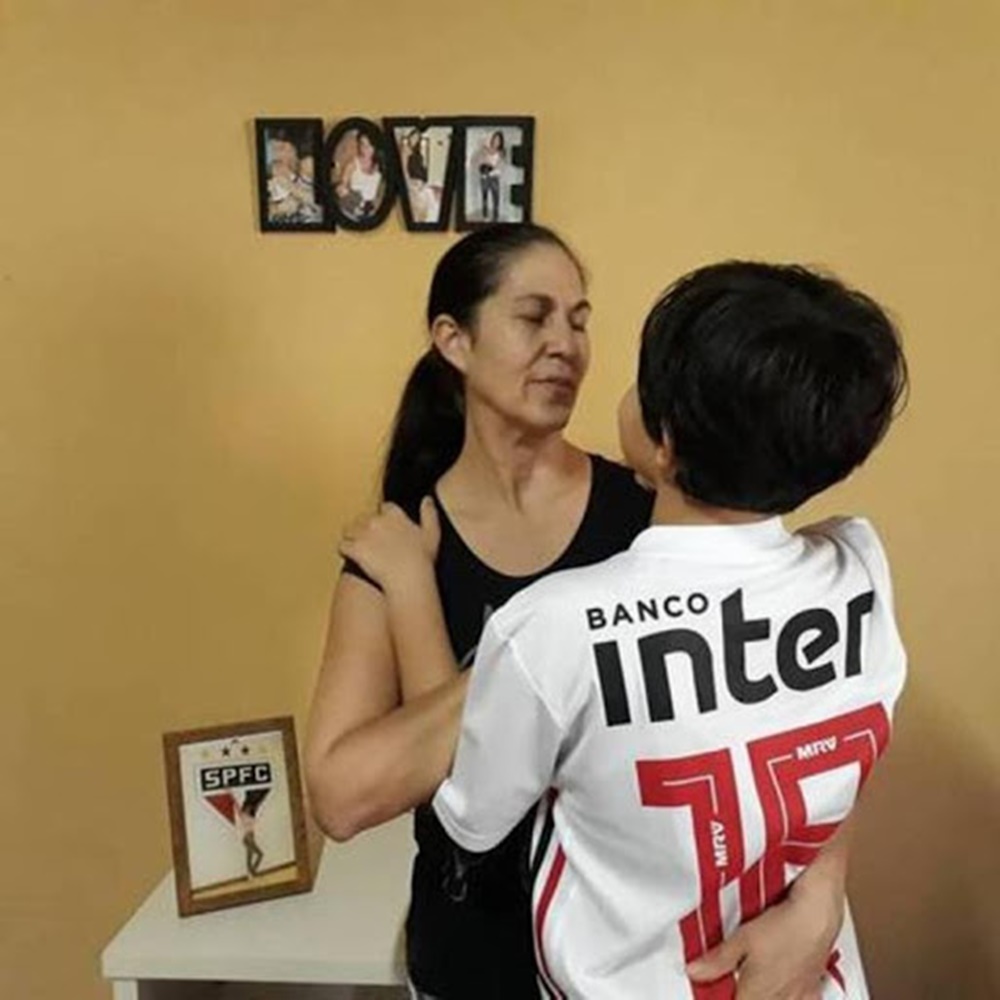 Avó Dona Sônia e neto. Vovó Sônia e filho do goleiro Bruno.