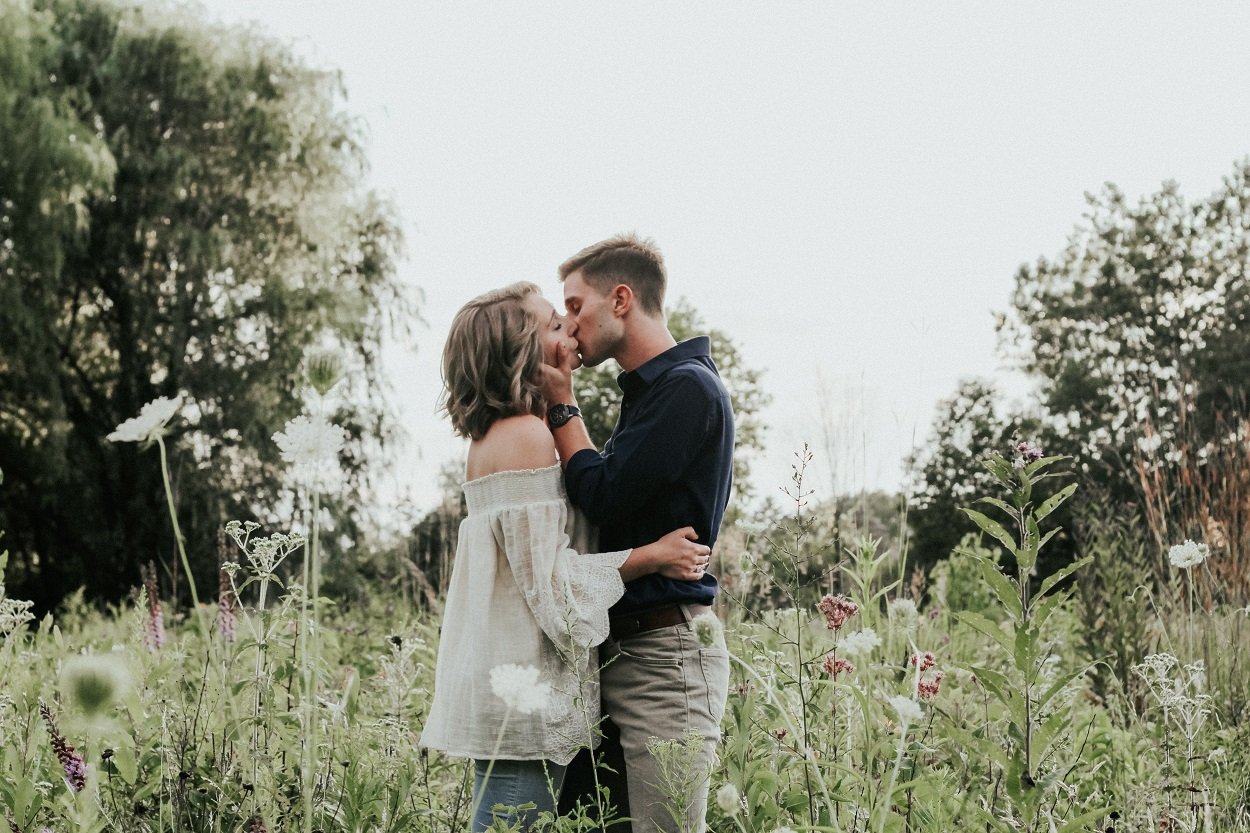 casal se beijando em campo de flores, legendas para fotos Tumblr de casal
