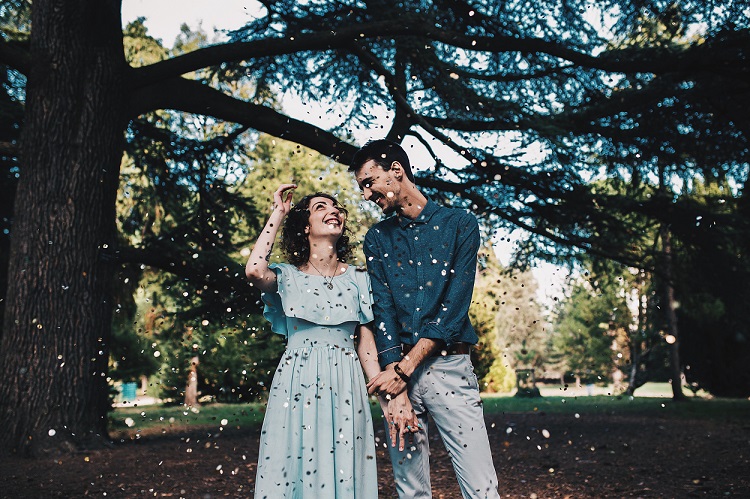 frases de séries para legenda de foto de casal casal de mãos dadas com confete caindo