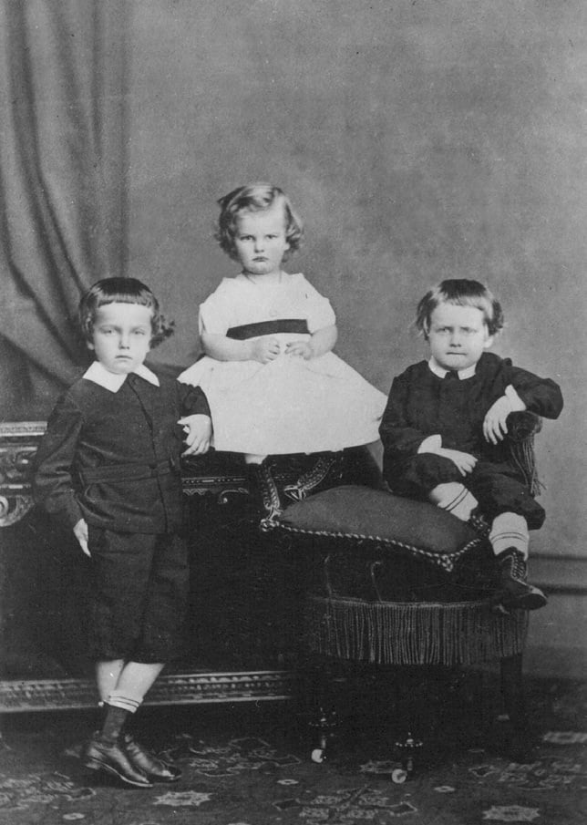 Foto dos filhos da Princesa Dona Leopoldina de Bragança e do Príncipe Luís Augusto de Saxe-Coburgo-Gota: Dom Pedro Augusto, Dom José Fernando e Dom Augusto Leopoldo. 