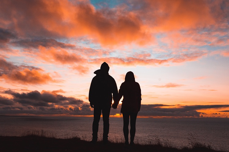 frases de filmes para legenda de foto de casal casal de mãos dadas no pôr do sol