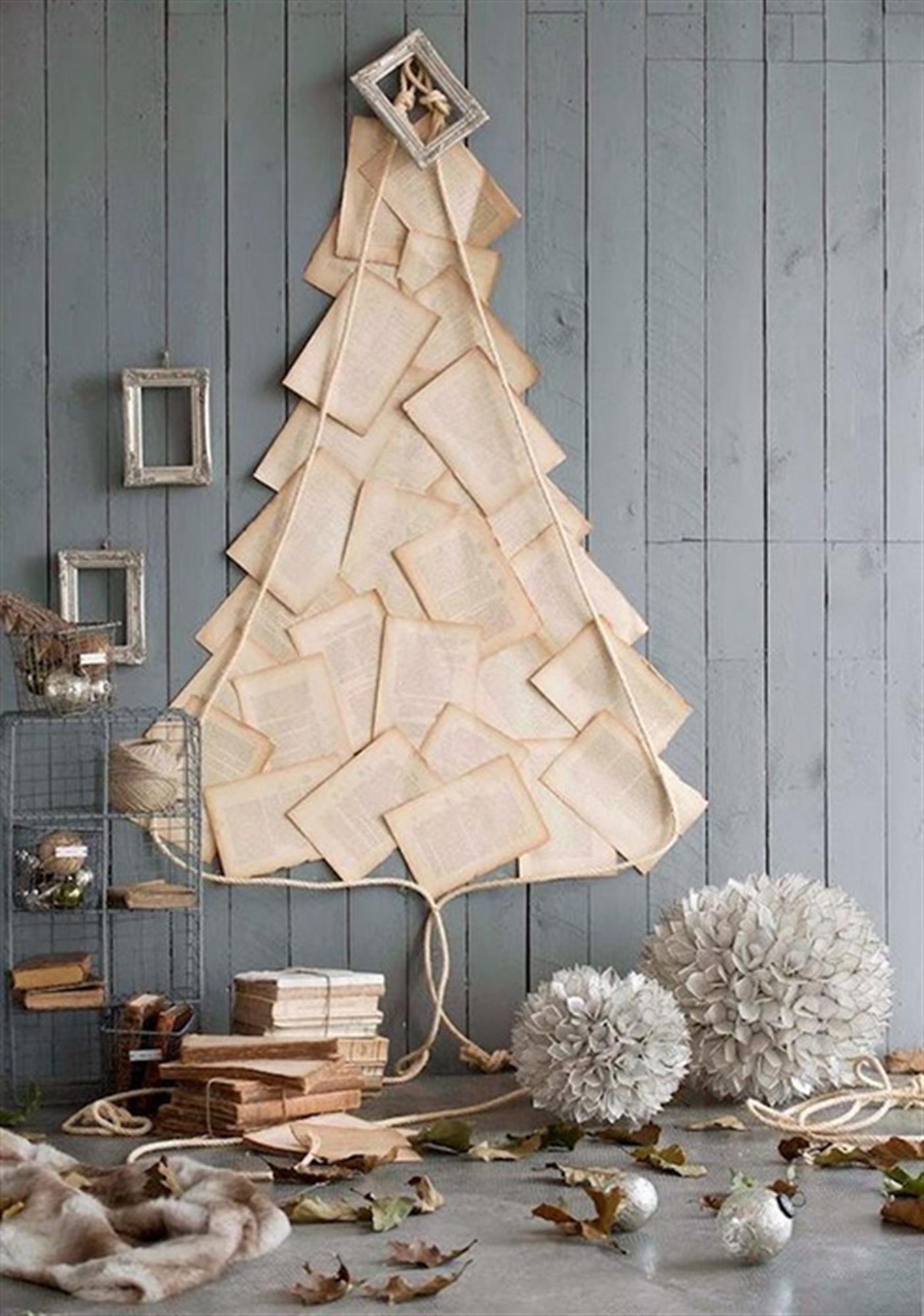 árvore de papel natalina em parede de madeira
