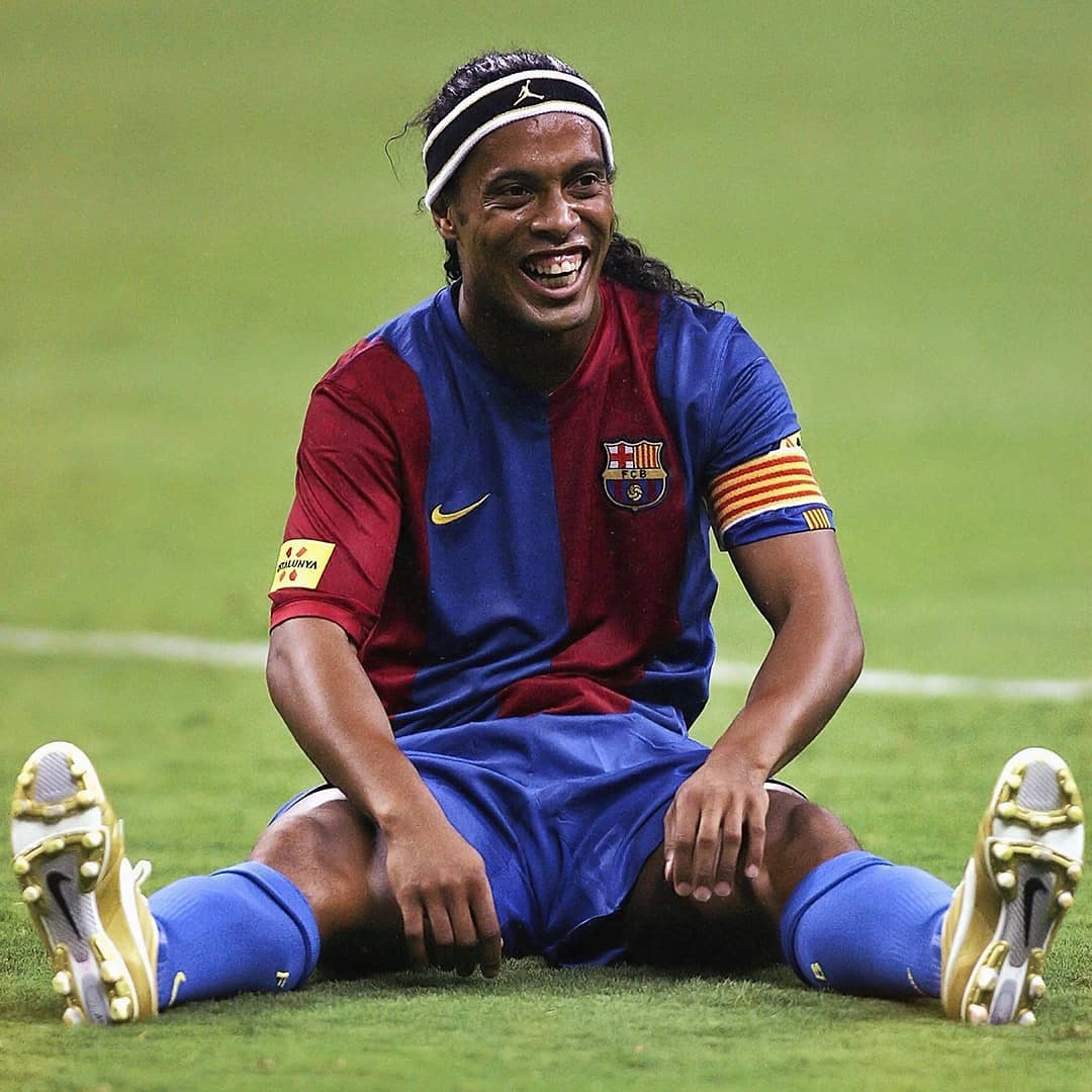Ronaldinho Gaúcho jogando bola.