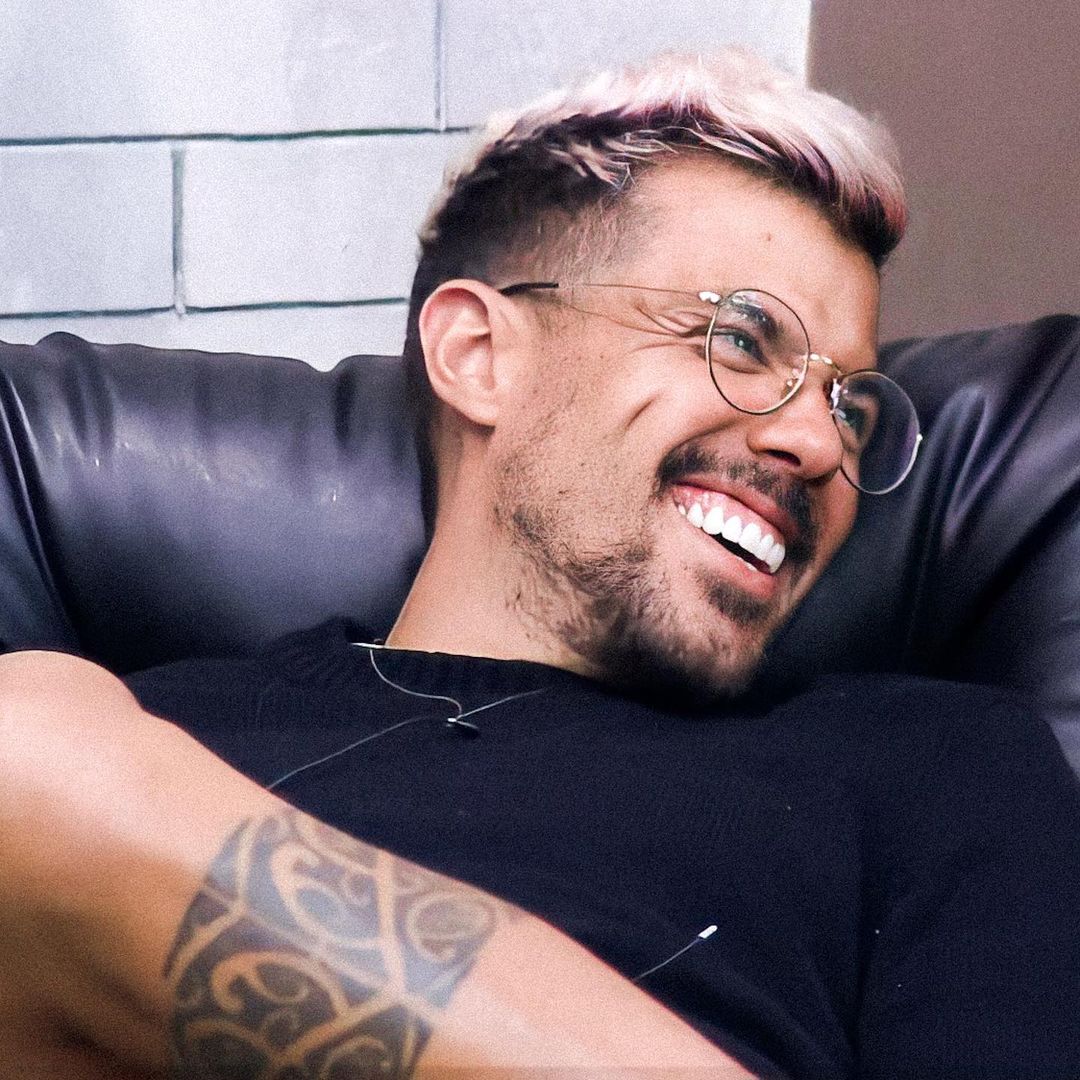 Lipe Ribeiro sorrindo em A Fazenda 12. Enquete