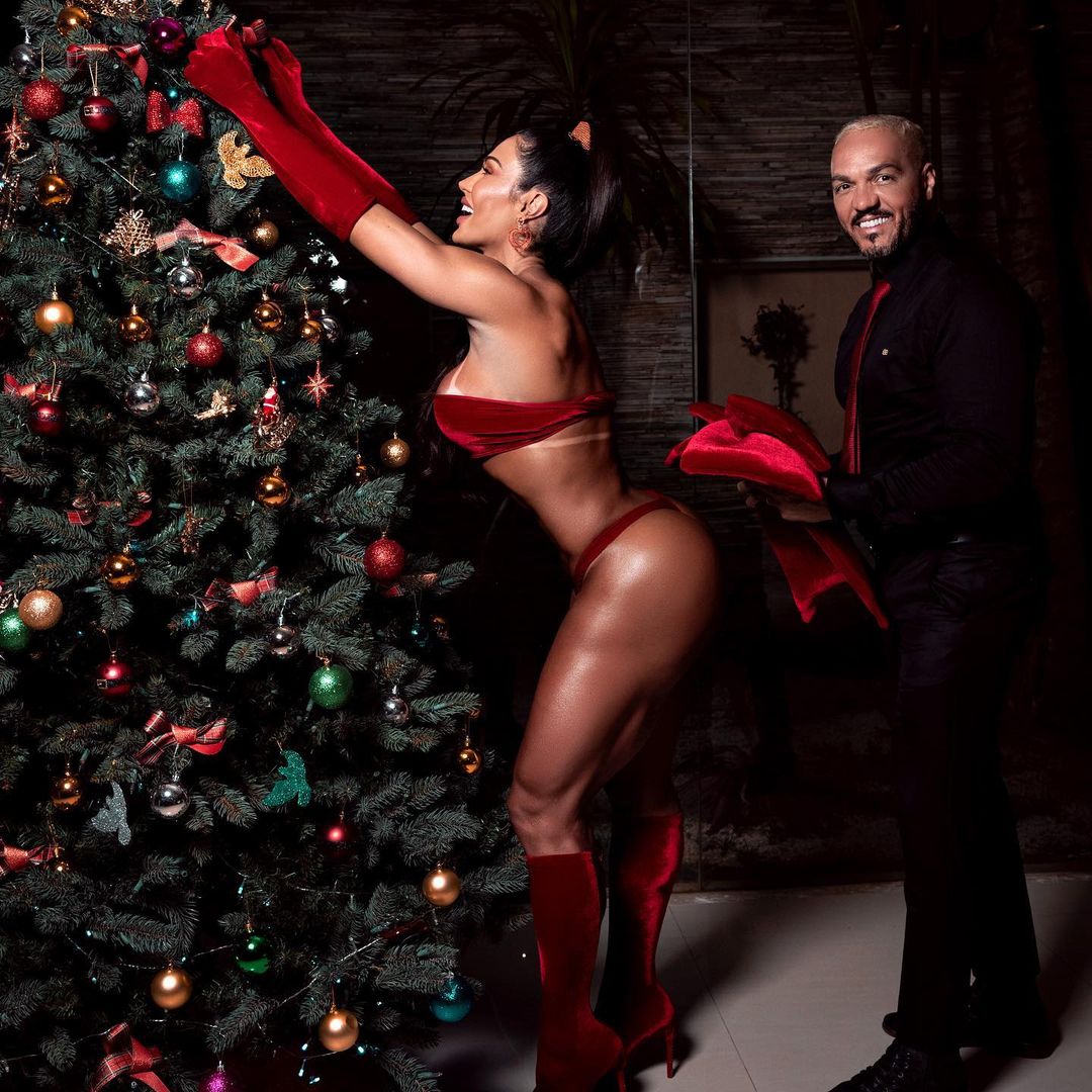 Gracyanne e Belo, ensaio sensual na árvore de Natal.