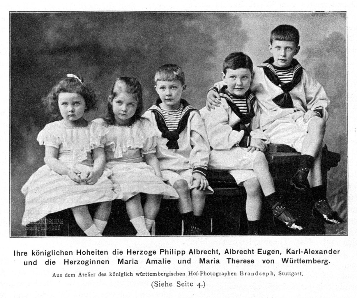 Grupo de crianças alemãs da dinastia de Württenberg, os meninos com roupa da marinheiro.