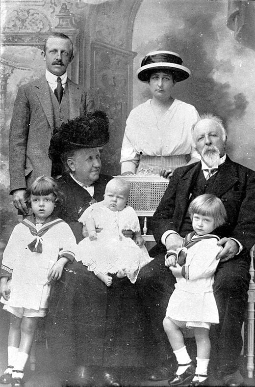 A princesa Isabel e Gastão com seus netos em roupa estilo marinheiro, seu filho Luís e a nora Maria Pia, em 1913. 