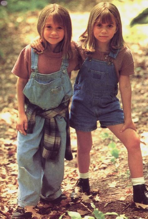 Foto das gêmeas Olsen vestindo macacões jeans no filme ´As Namoradas do Papai`, de 1995. 