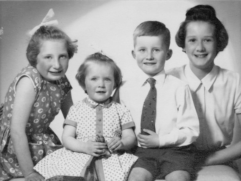 Grupo de crianças no anos 50 vestidas com a moda infantil da metade do século XX. 