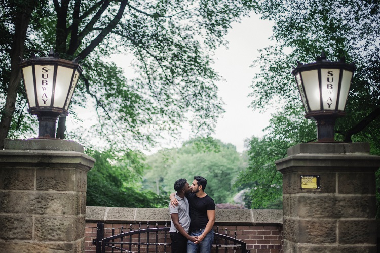 casal se beijando em muro de pedra, legendas românticas