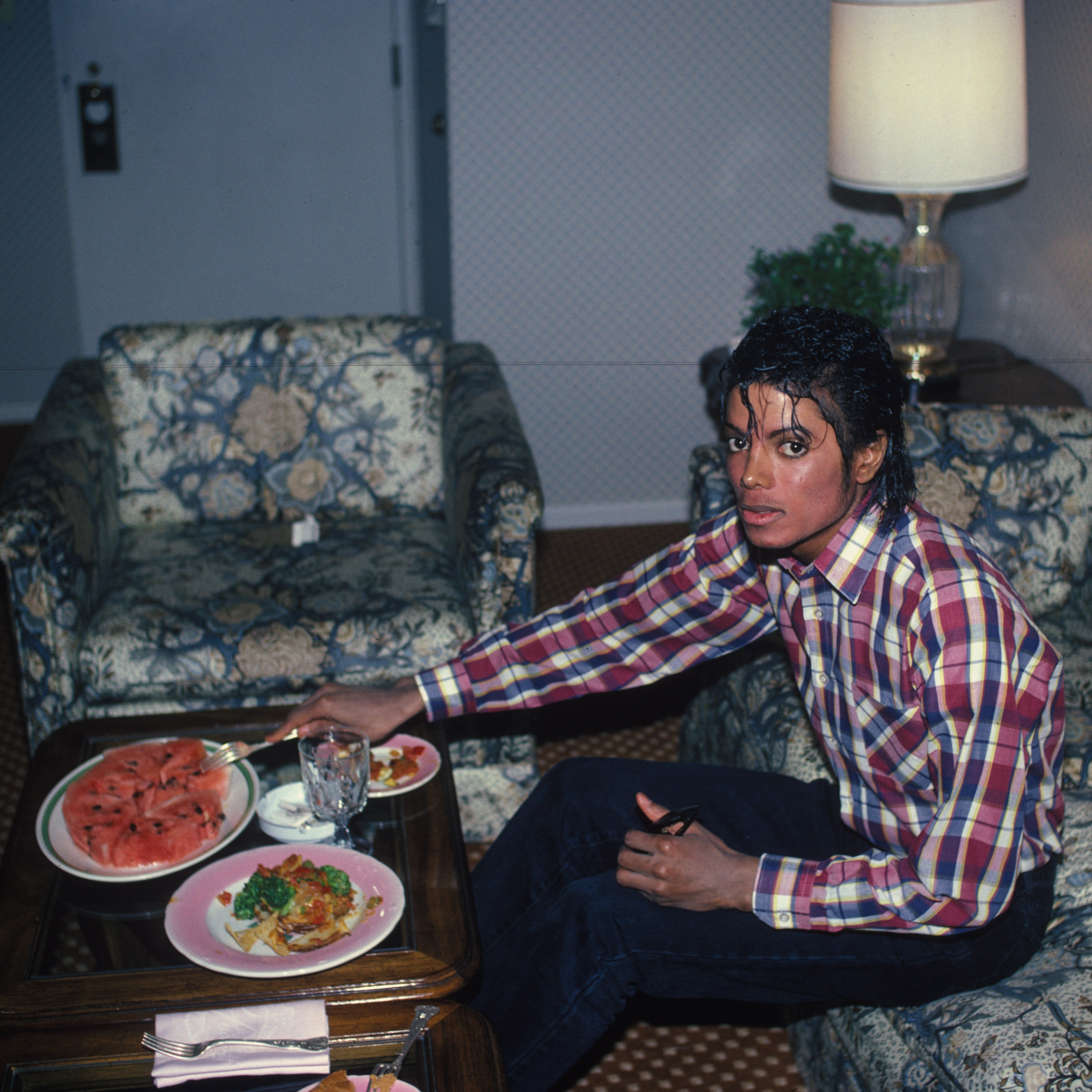 Michael Jackson comendo comida.
