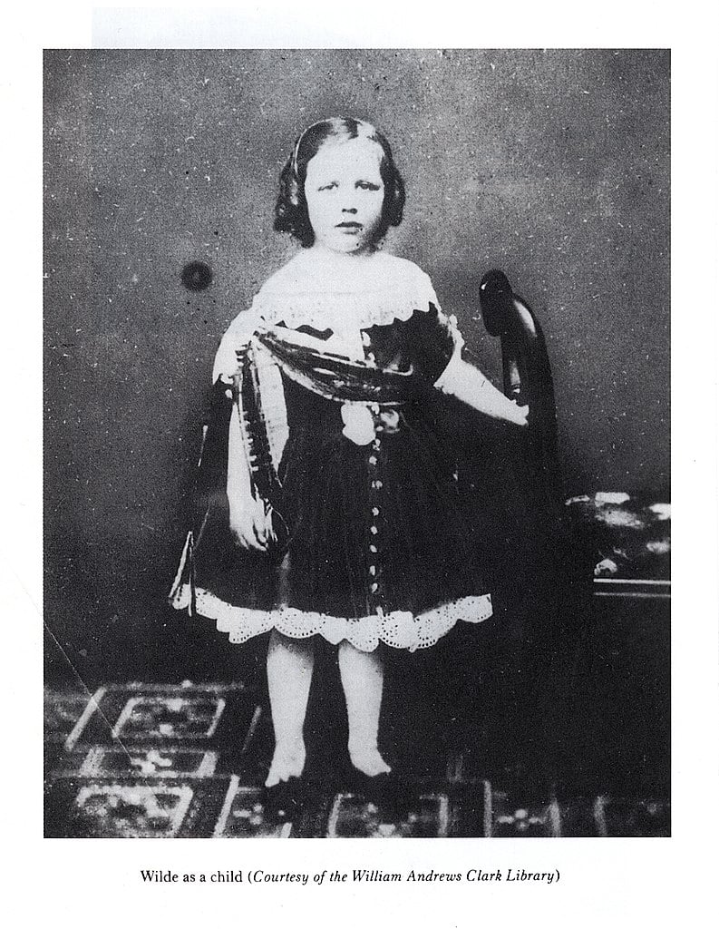 Foto de Oscar Wilde criança com um vestido, por volta de 1860.