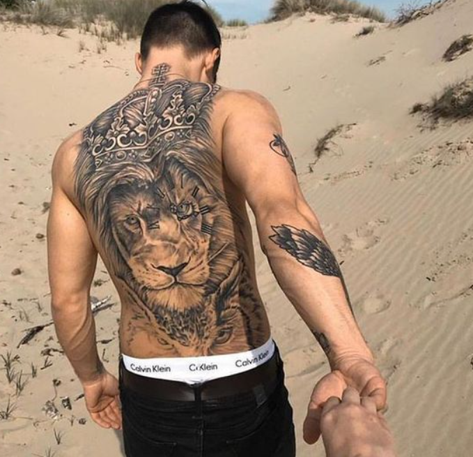 tatuagem de leão com coroa
