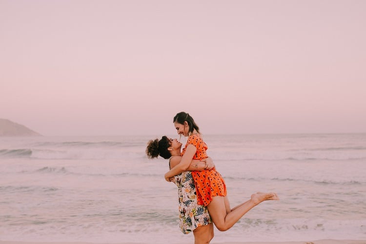 casal se abraçando na praia, legendas para fotos Tumblr de casal