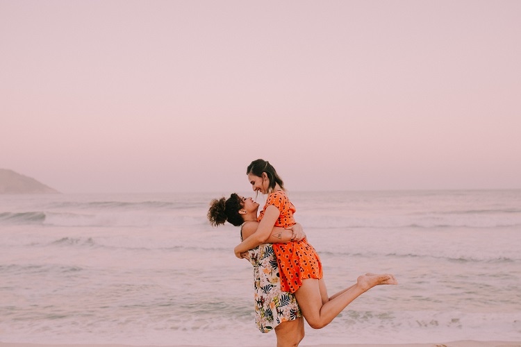 casal se abraçando na praia, legendas para fotos Tumblr de casal casal se abraçando na praia, legendas para fotos Tumblr de casal