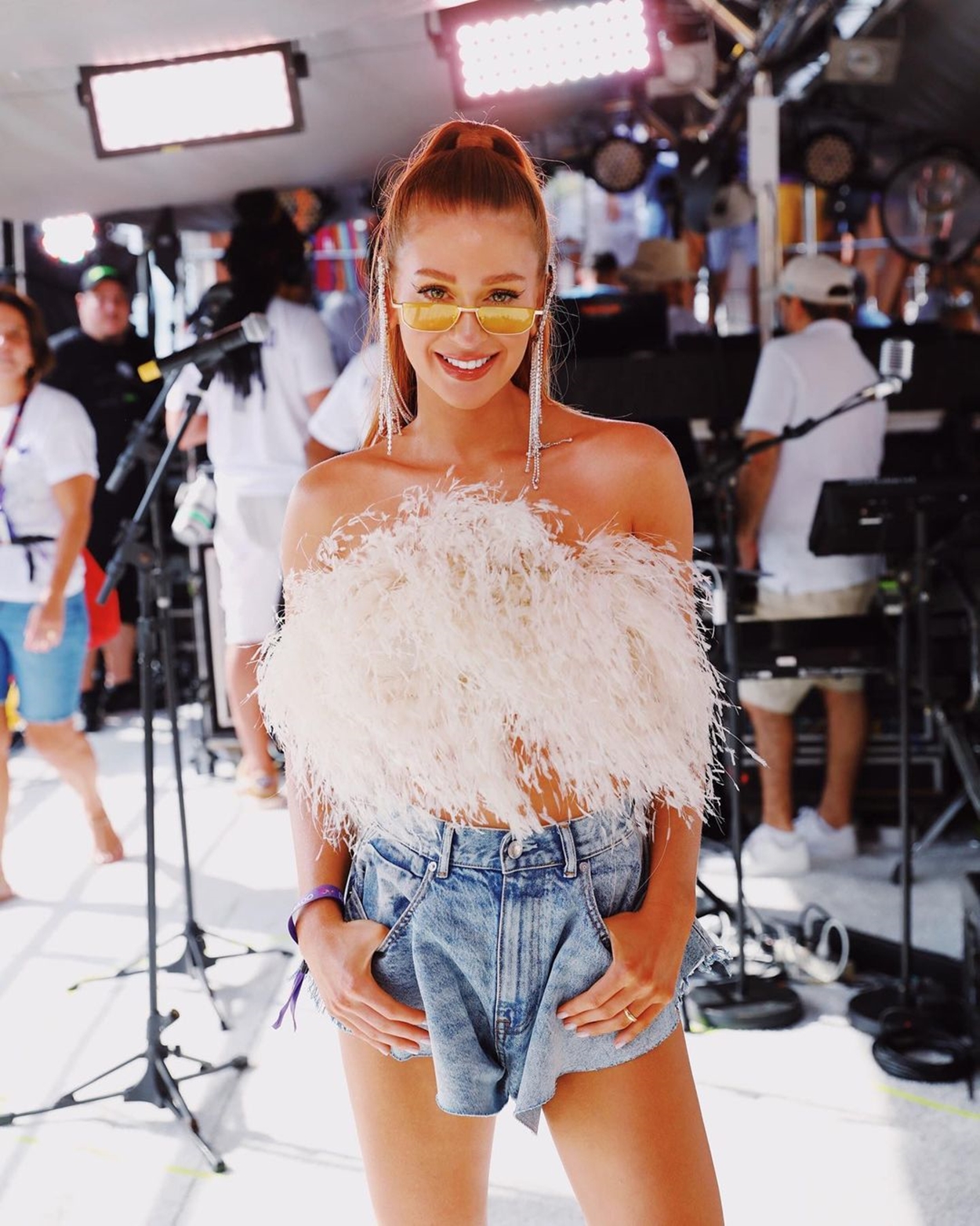 Marina Ruy Barbosa usando shorts godê pela primeira vez no Brasil. Marina Ruy Barbosa lança shorts godê no Brasil.