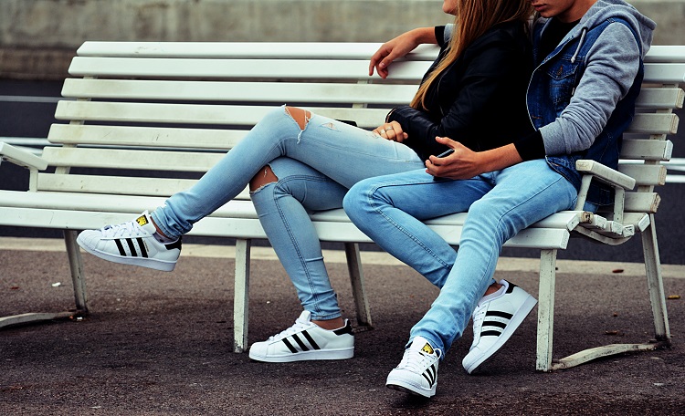 legendas para fotos Tumblr de casal casal sentado em um banco com roupas combinando, legendas para fotos tumblr de casal