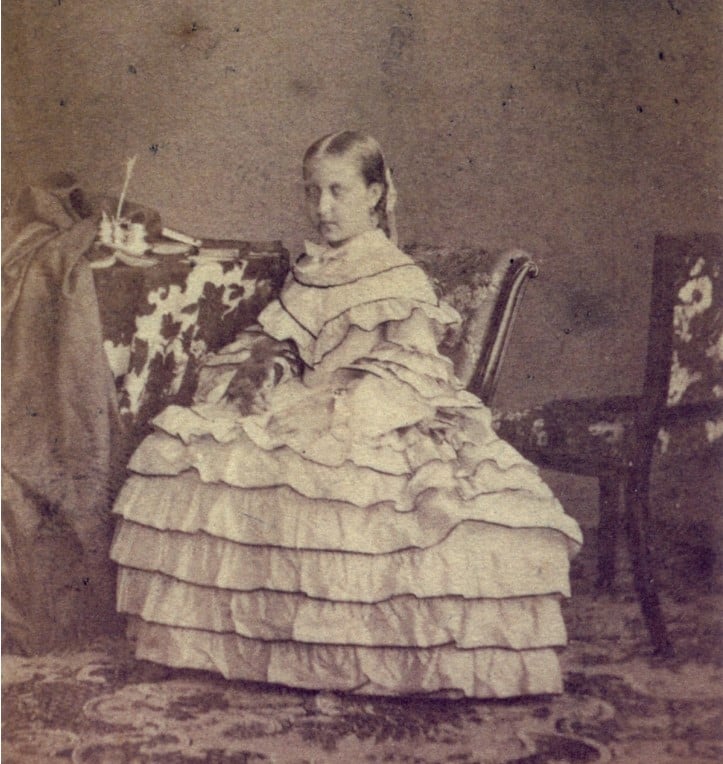 Foto de Isabel, Princesa imperial do Brasil, posando com um vestido com babados aos 12 anos, em 1858. 