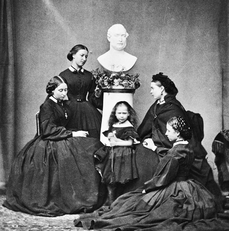 Foto das cinco filhas da Rainha Vitória, Alice, Helena, Beatrice, Victoria e Louise.
