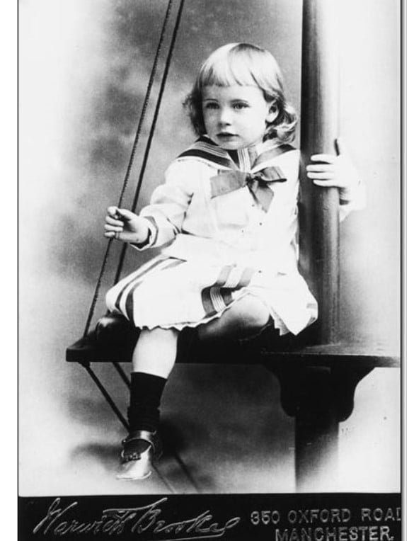 Foto de menino vestido com uma roupa de marinheiro no final do século XIX. 