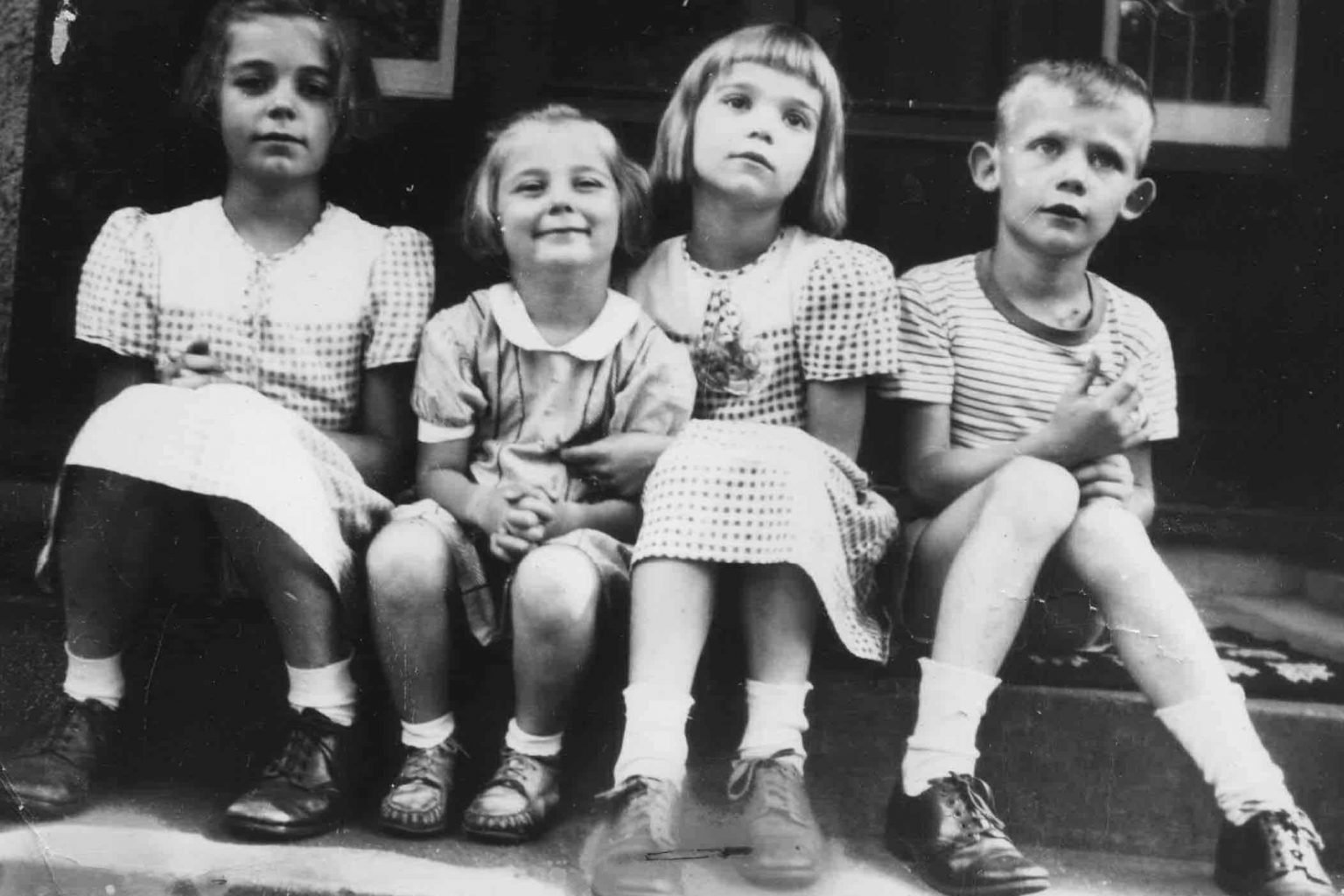 Foto de um grupo de crianças vestindo a moda dos anos 40.