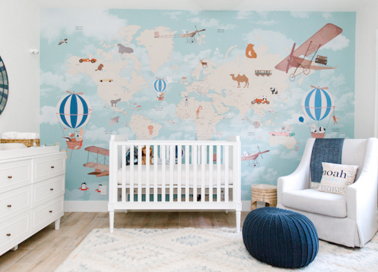 Papel de parede mapa mundi no quarto de bebê