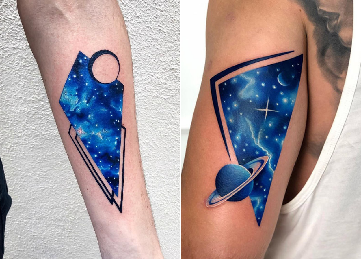 Tatuagem geométrica espacial azul e branca