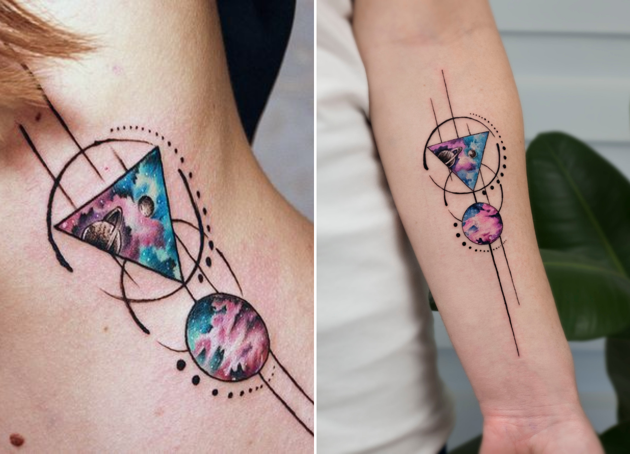 Tatuagem geométrica espacial com triângulos coloridos