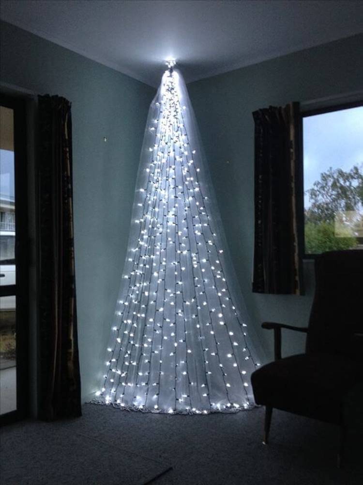 Foto de árvore de Natal de parede feita com tule.
