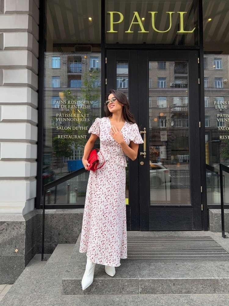 Mulher de pele clara com vestido midi liberty e bota western