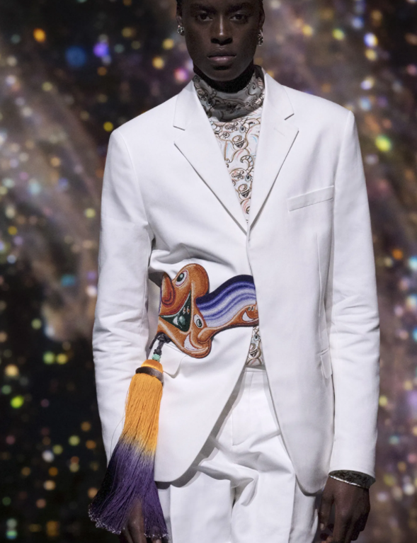 Modelo usa conjunto alfaiataria branco, cinto com tassel multicolorido