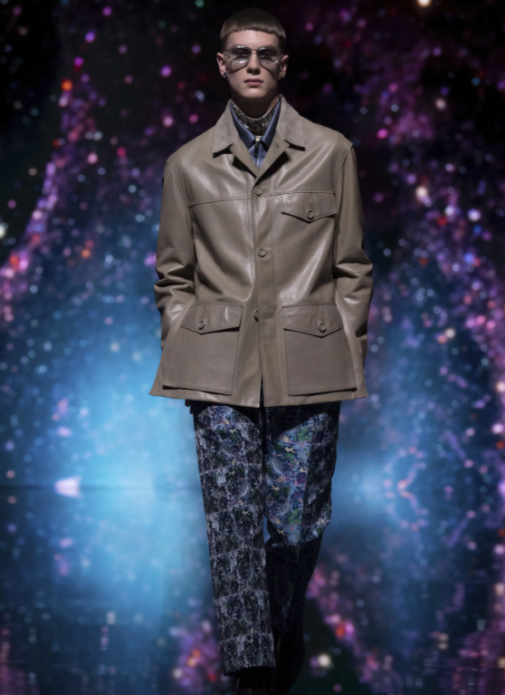Modelo usa jaqueta utilitária de couro com conjunto alfaiataria estampado